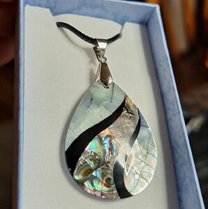 Natural Alabone shell pendant necklace
